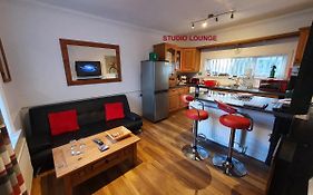F2 Studio - 485Sq Feet 4 Room - Perfect For Long Stay - Free Street Parking - Washer - Netflix - Welcome Tray 1 Free Dog